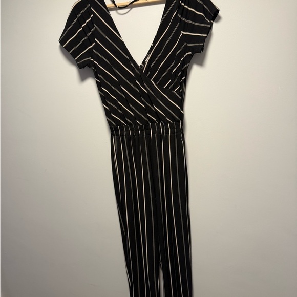 Express Black & White Pin Striped Jumpsuit | size MEDIUM - Picture 9 of 9